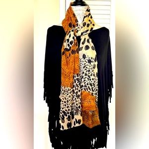 Women’s Scarf-Wrap in Animal Print